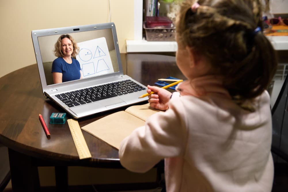 How Real-Time Feedback Improves Learning in Online Tutoring